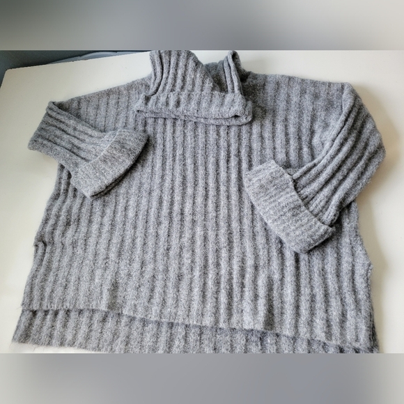 HYFVE Wide Ribbed Turtleneck Oversized Sweater Grey Small NWT - Picture 2 of 8